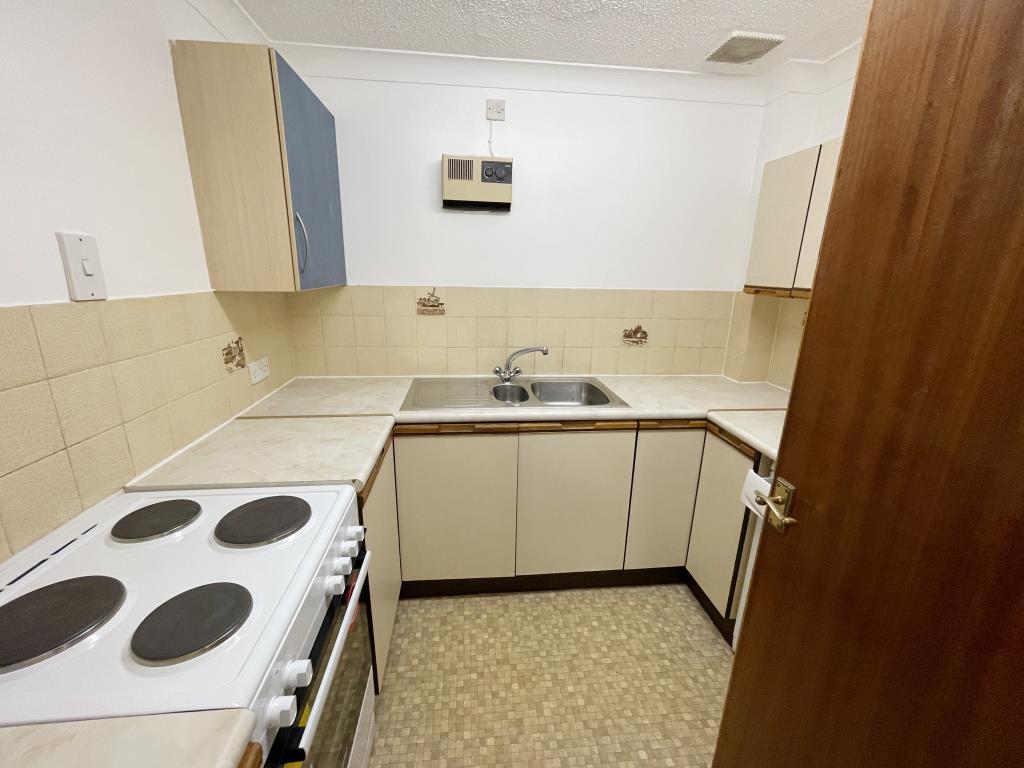 Lot: 42 - VACANT MAISONETTE FOR INVESTMENT - Kitchen in need of light refurbishment